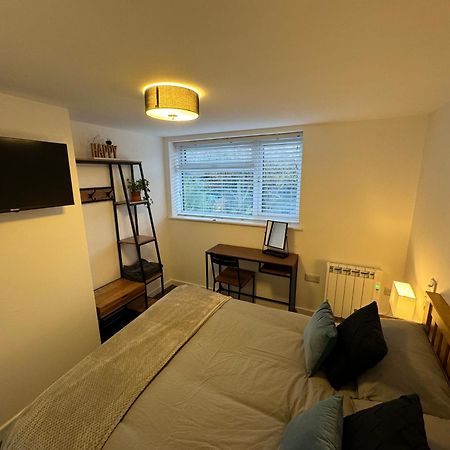 Modern 1 Bed Apartment With Car Parking Bitton Buitenkant foto
