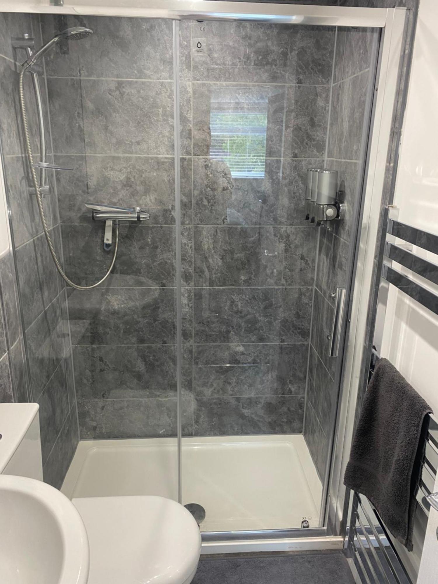 Modern 1 Bed Apartment With Car Parking Bitton Buitenkant foto
