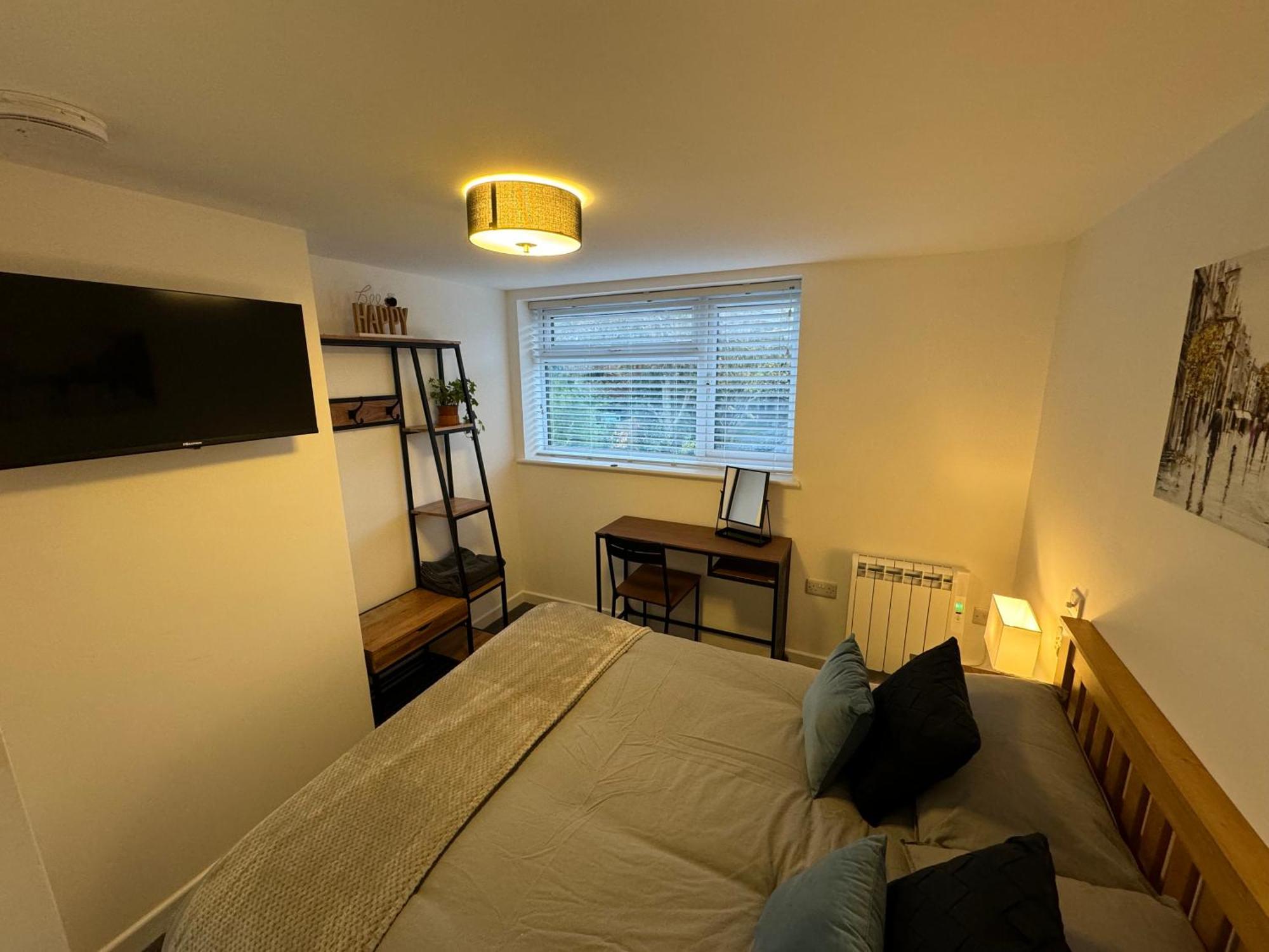 Modern 1 Bed Apartment With Car Parking Bitton Buitenkant foto