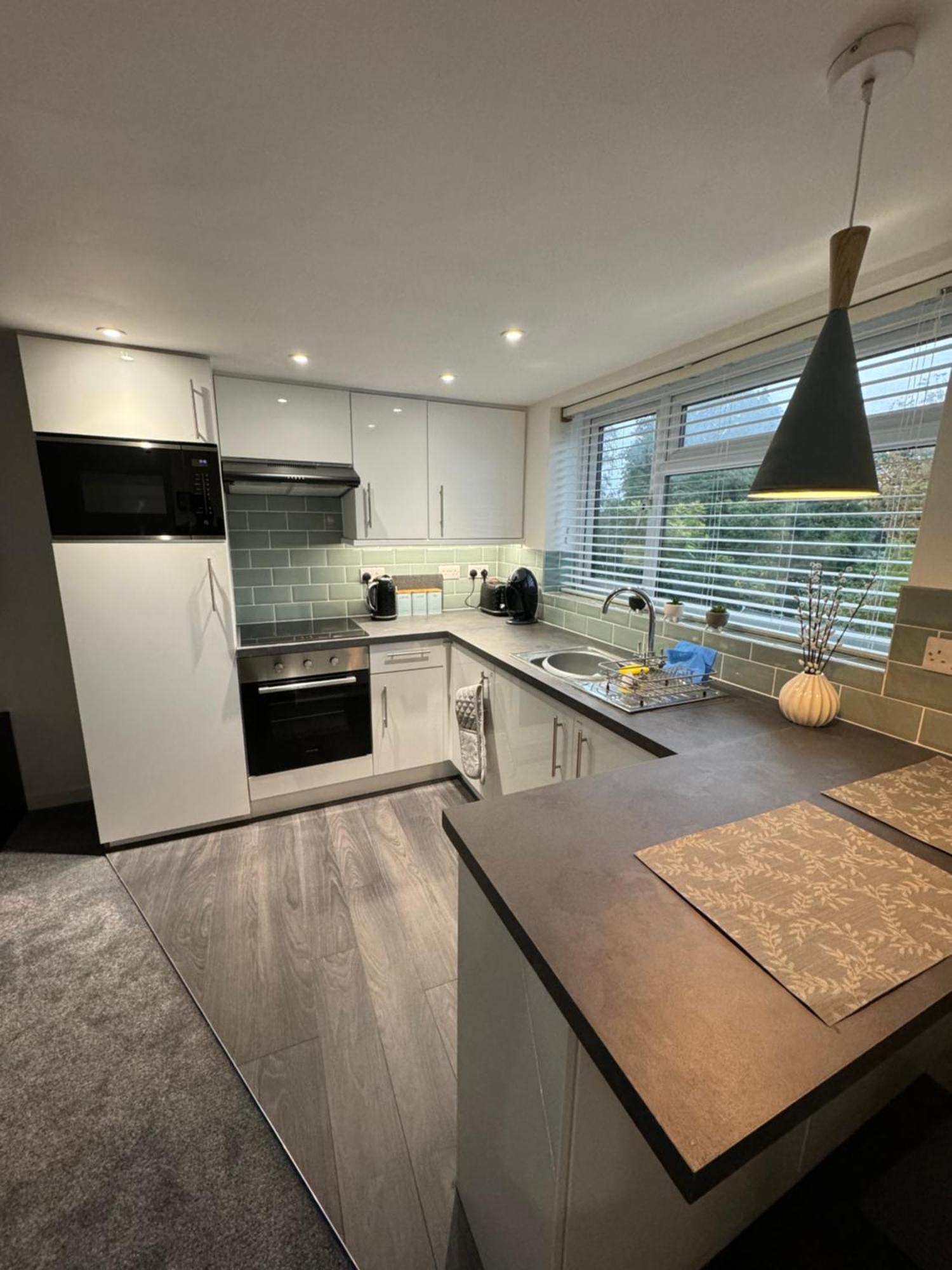Modern 1 Bed Apartment With Car Parking Bitton Buitenkant foto